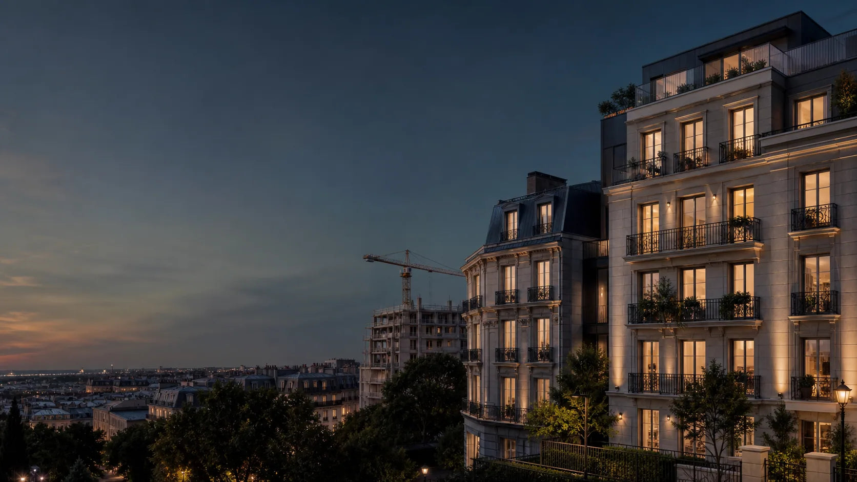 Immeubles résidentiels français au crépuscule, entre patrimoine existant et construction neuve